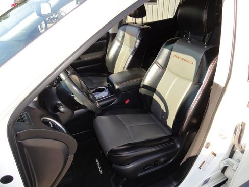 Used 2019 Nissan Pathfinder SL image 9