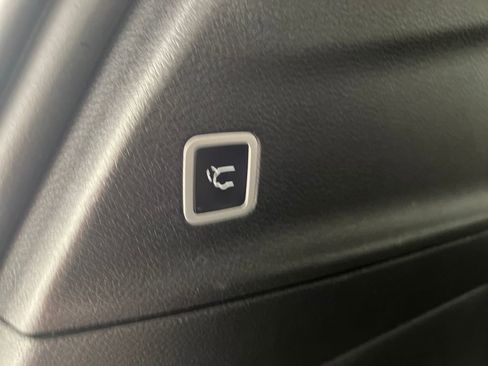 Used 2025 Chrysler Pacifica Select FWD image 40