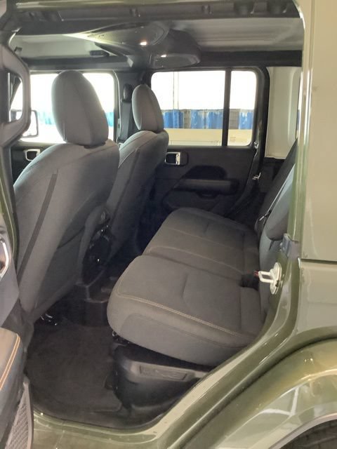 Used 2024 Jeep Wrangler Unlimited Sahara AWD/4WD image 16