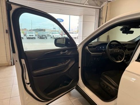 Used 2025 Jeep Grand Cherokee Altitude AWD/4WD image 14