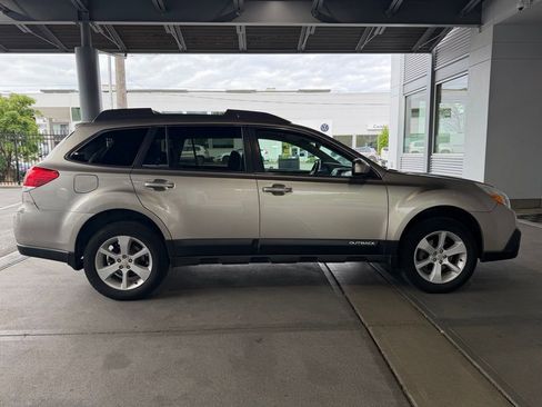 Used 2014 Subaru Outback 2.5i Premium AWD/4WD image 8