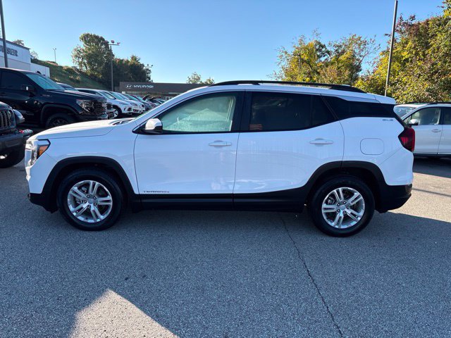Used 2024 GMC Terrain SLE w/ Driver Convenience Package FWD image 2