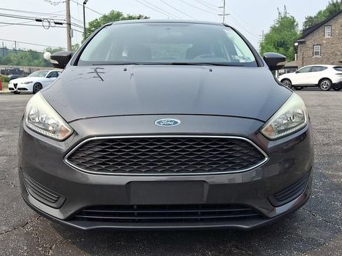 Used 2017 Ford Focus SE FWD image 2