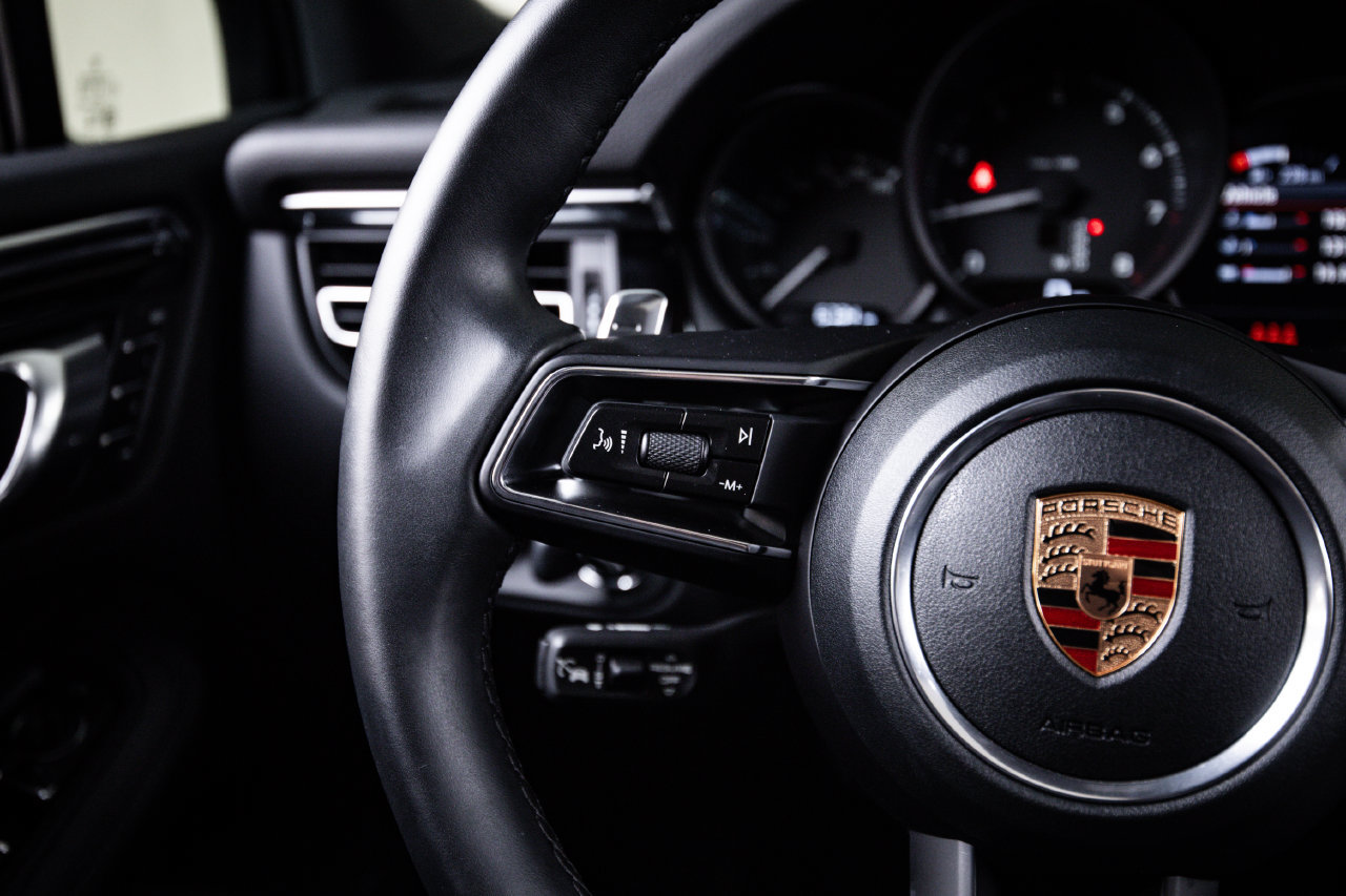 Certified 2026 Porsche Macan AWD/4WD image 17
