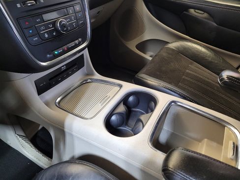Used 2016 Chrysler Town & Country Limited image 26