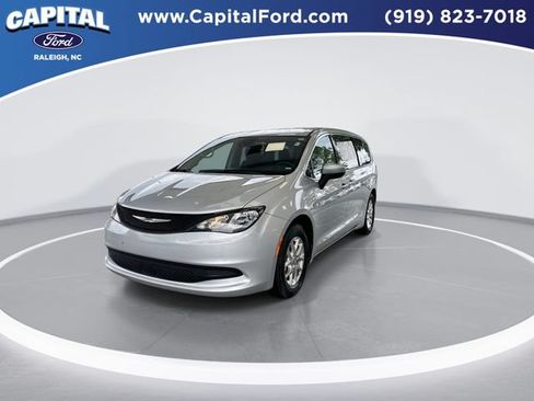 Used 2023 Chrysler Voyager LX FWD image 4