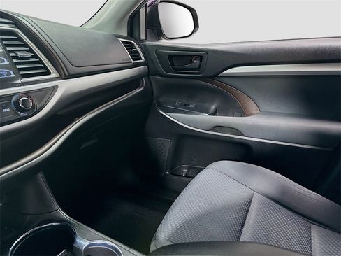 Used 2019 Toyota Highlander LE image 22