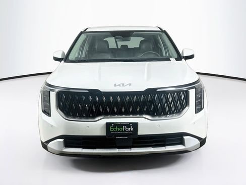 Used 2025 Kia Carnival FWD image 2