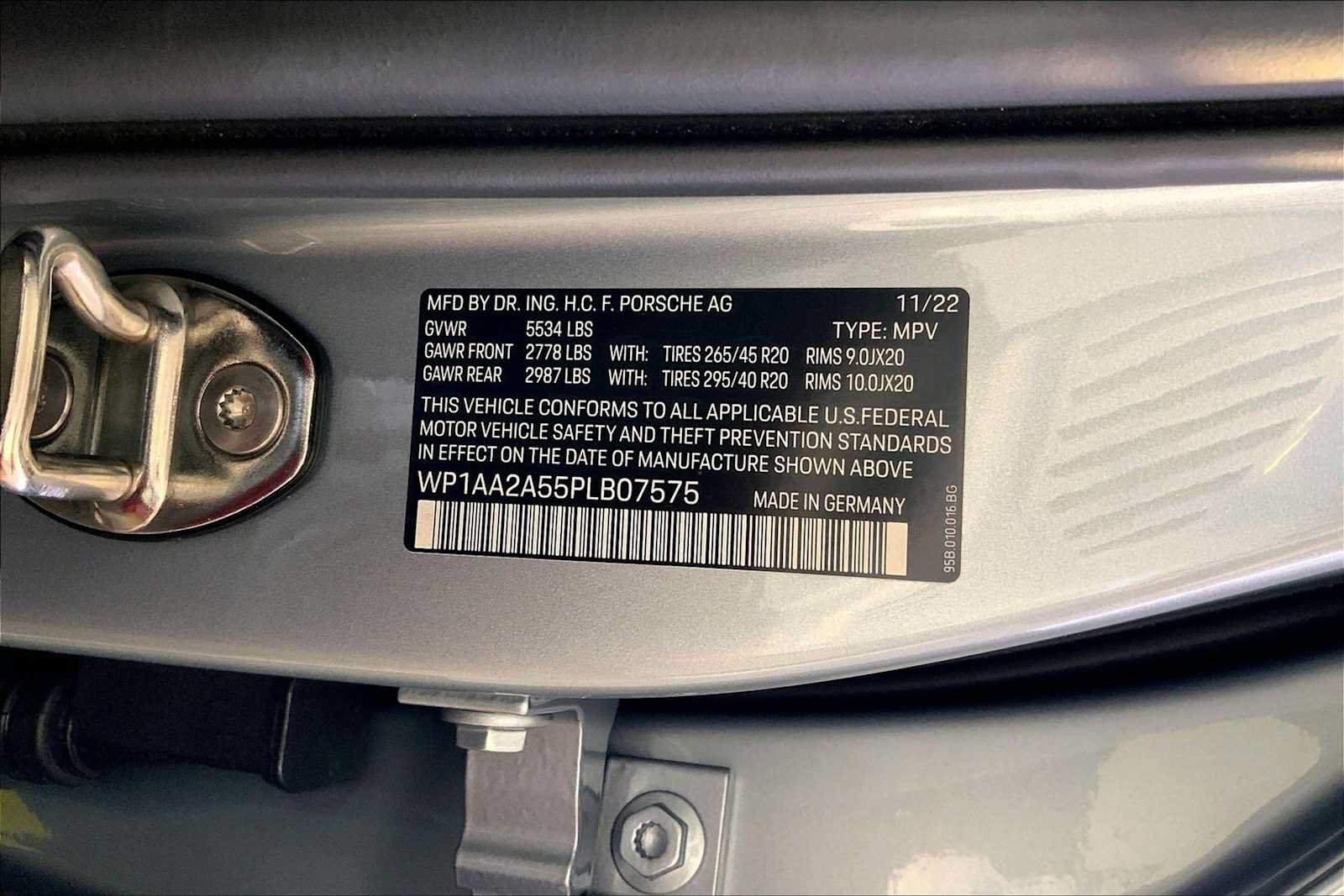 Certified 2023 Porsche Macan AWD/4WD image 36