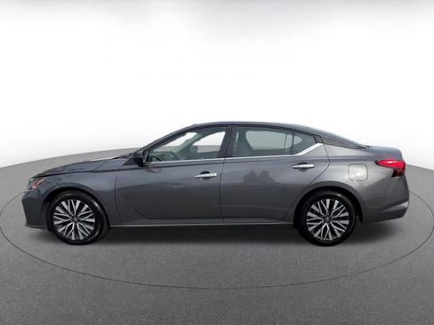 Used 2025 Nissan Altima 2.5 SV image 9