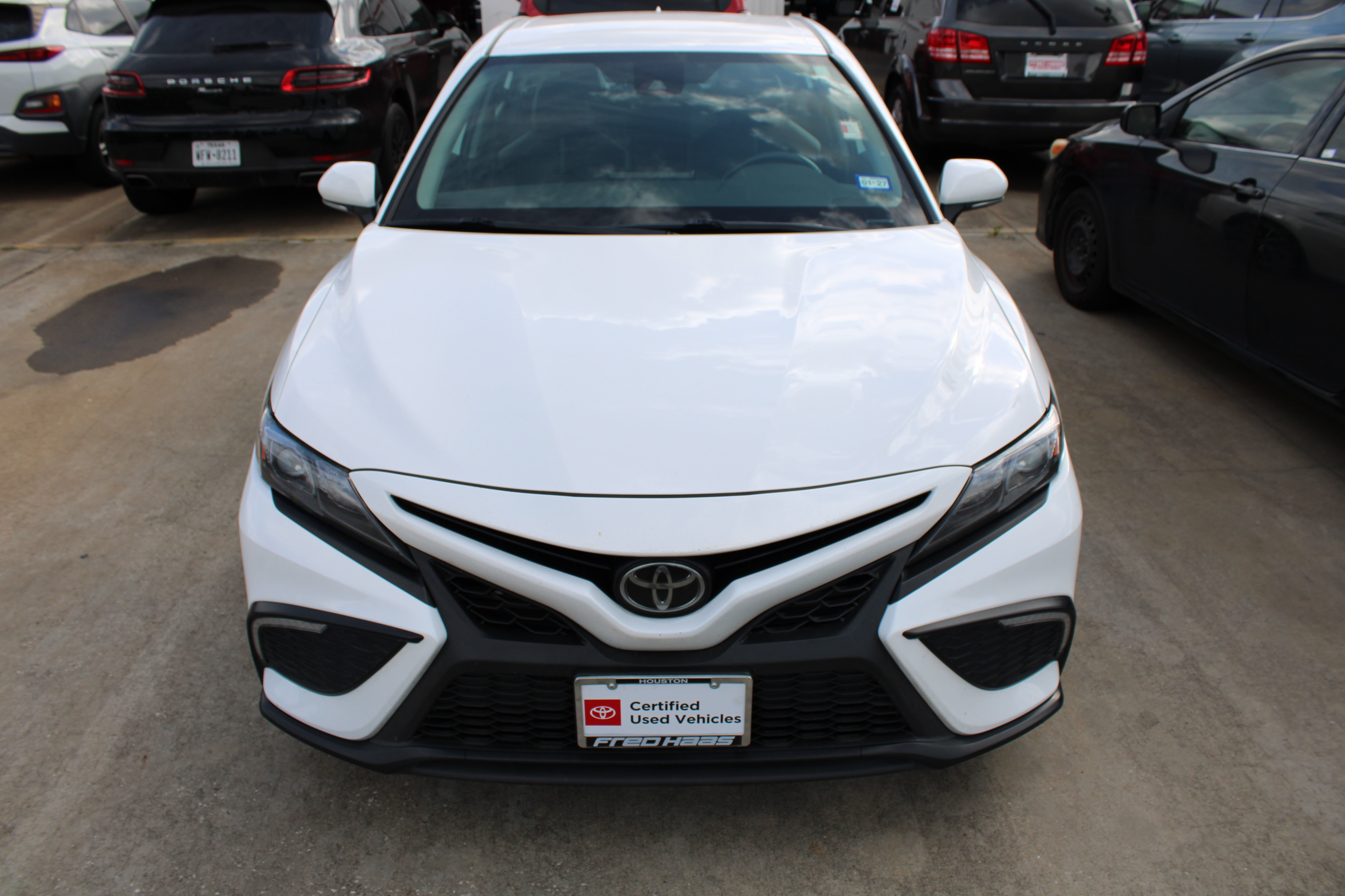 Used 2023 Toyota Camry SE FWD image 3