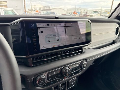 Used 2025 Jeep Wrangler Unlimited Sahara image 15