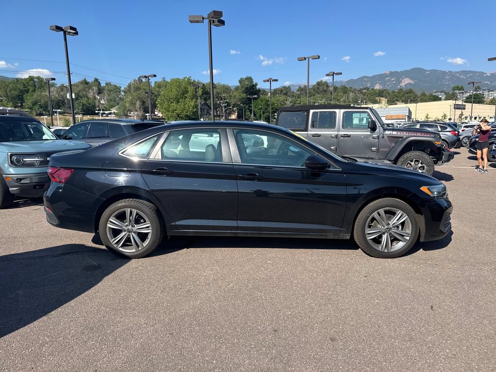 Used 2024 Volkswagen Jetta SE FWD image 4