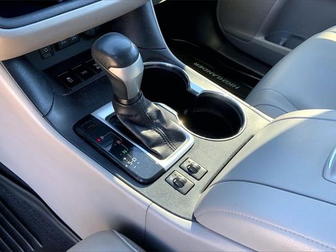 Used 2017 Toyota Highlander XLE image 17