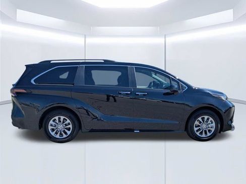 Used 2023 Toyota Sienna XLE FWD image 3