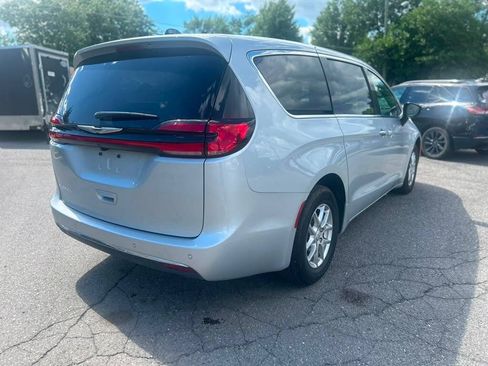 Used 2026 Chrysler Pacifica Select FWD image 5