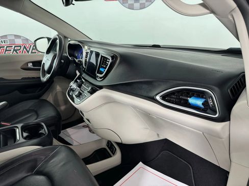 Used 2017 Chrysler Pacifica Touring-L w/ Tire & Wheel Group image 12