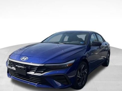 Used 2025 Hyundai Elantra SEL FWD image 2