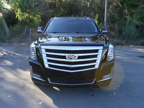 Used 2017 Cadillac Escalade Luxury RWD image 2