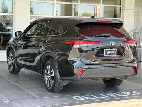 Certified 2022 Toyota Highlander XLE image 13