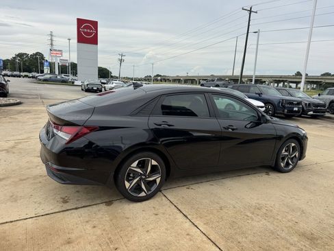 Used 2023 Hyundai Elantra SEL w/ Convenience Package FWD image 17