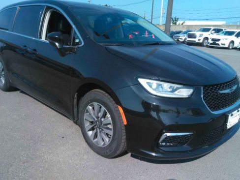 Used 2023 Chrysler Pacifica Touring-L FWD image 1