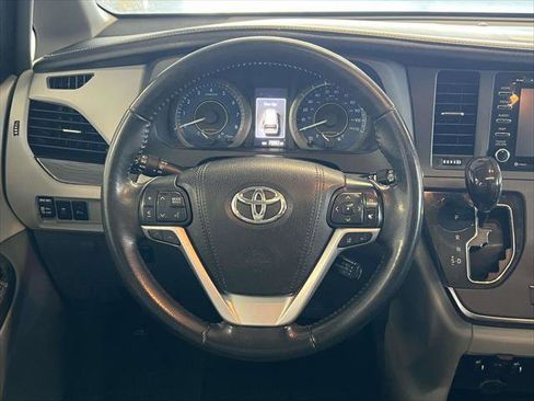 Used 2018 Toyota Sienna XLE image 14