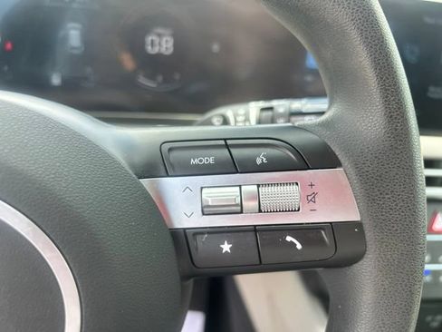 Used 2025 Hyundai Tucson SE FWD image 18