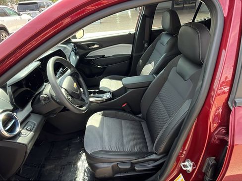 Used 2025 Chevrolet Trax LT FWD image 10