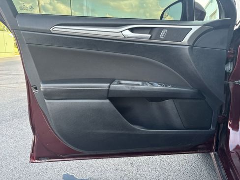 Used 2018 Ford Fusion SE w/ Fusion SE Technology Package image 37