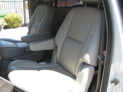 Used 2009 Chevrolet Suburban LTZ RWD image 12