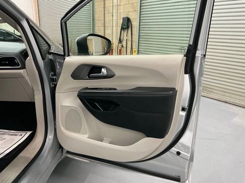 Used 2023 Chrysler Pacifica Touring-L image 13