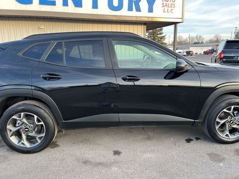 Used 2025 Chevrolet Trax LT w/ LT Convenience Package image 12