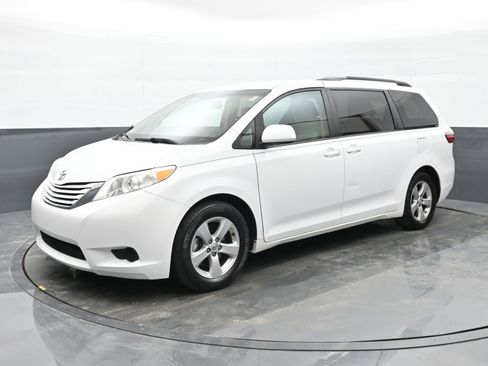 Used 2015 Toyota Sienna LE image 8