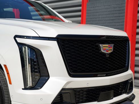 Used 2025 Cadillac Escalade ESV V image 4