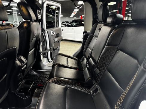 Used 2023 Jeep Gladiator Overland AWD/4WD image 39