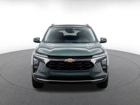 Used 2025 Chevrolet Trax LT FWD image 2