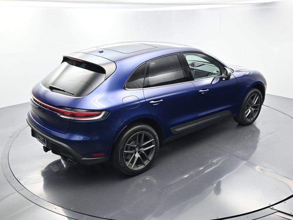 Certified 2025 Porsche Macan AWD/4WD image 39