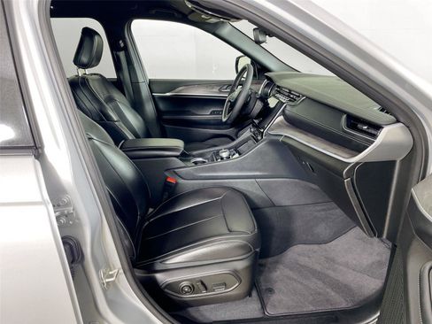 Used 2024 Jeep Grand Cherokee Limited w/ Black Appearance Package AWD/4WD image 28