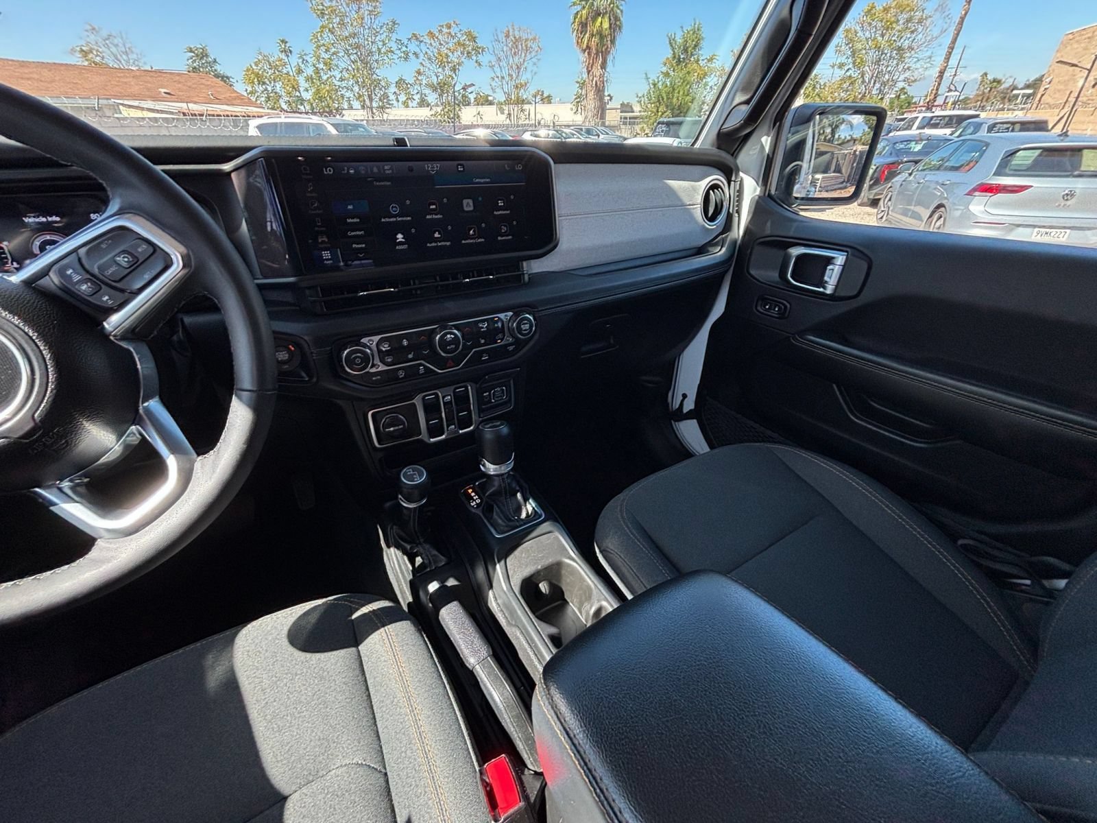 Used 2025 Jeep Wrangler Unlimited Sahara AWD/4WD image 34