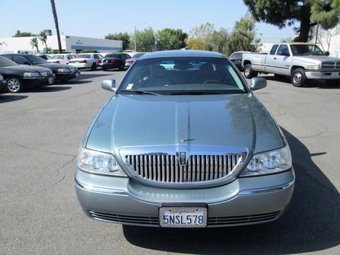 Used 2005 Lincoln Town Car Signature Limited image 2