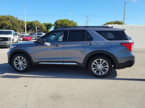 Used 2022 Ford Explorer XLT w/ Equipment Group 202A image 8