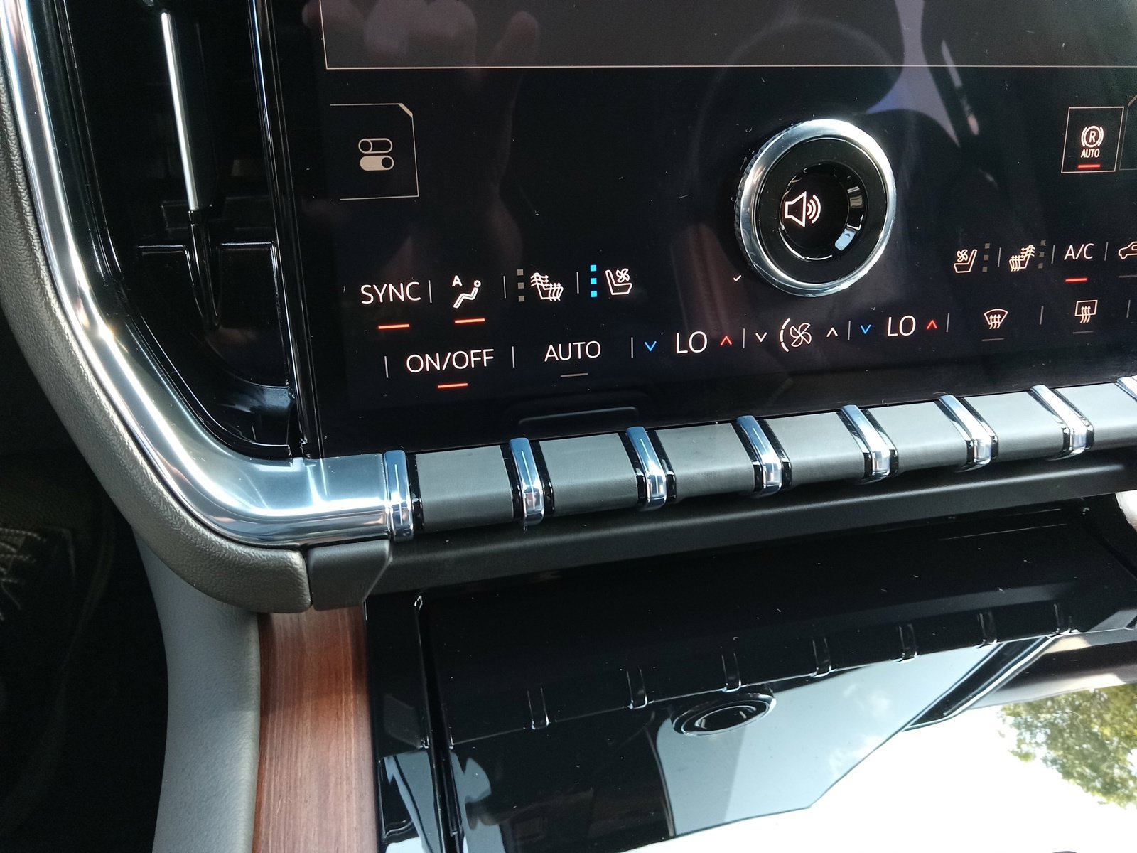 Used 2026 GMC Yukon Denali w/ Advanced Technology Package AWD/4WD image 19