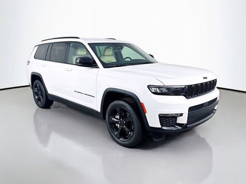 Used 2025 Jeep Grand Cherokee L Limited w/ Black Appearance Package AWD/4WD image 3