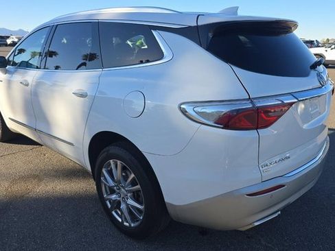 Used 2022 Buick Enclave Premium image 3