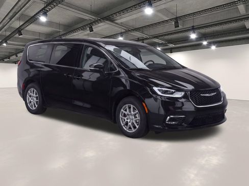 Used 2024 Chrysler Pacifica Touring-L FWD image 2