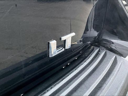 Used 2024 Chevrolet Suburban LT image 8