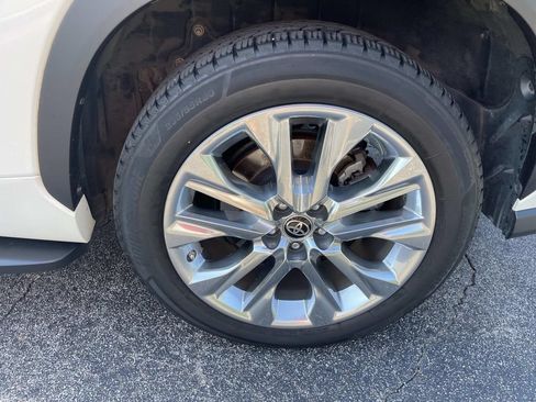 Used 2021 Toyota Highlander Limited FWD image 7