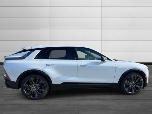 Used 2026 Cadillac Lyriq Signature Sport AWD/4WD image 3