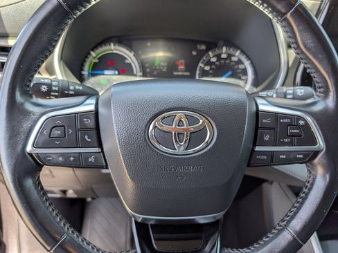 Used 2021 Toyota Highlander XLE image 19